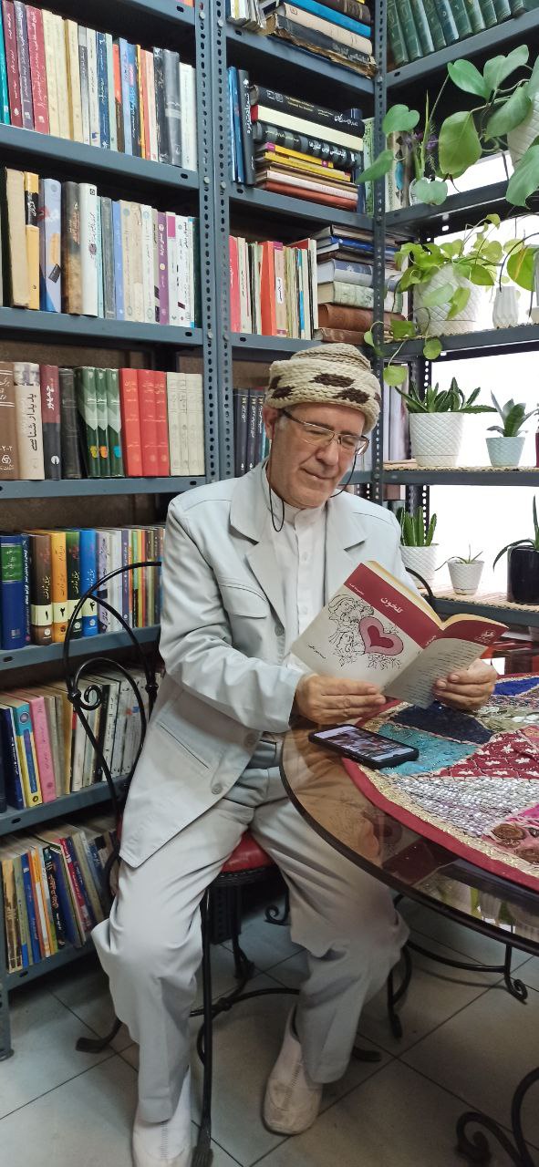 دکتر نادر کریمان با کلاه صمد بهرنگی